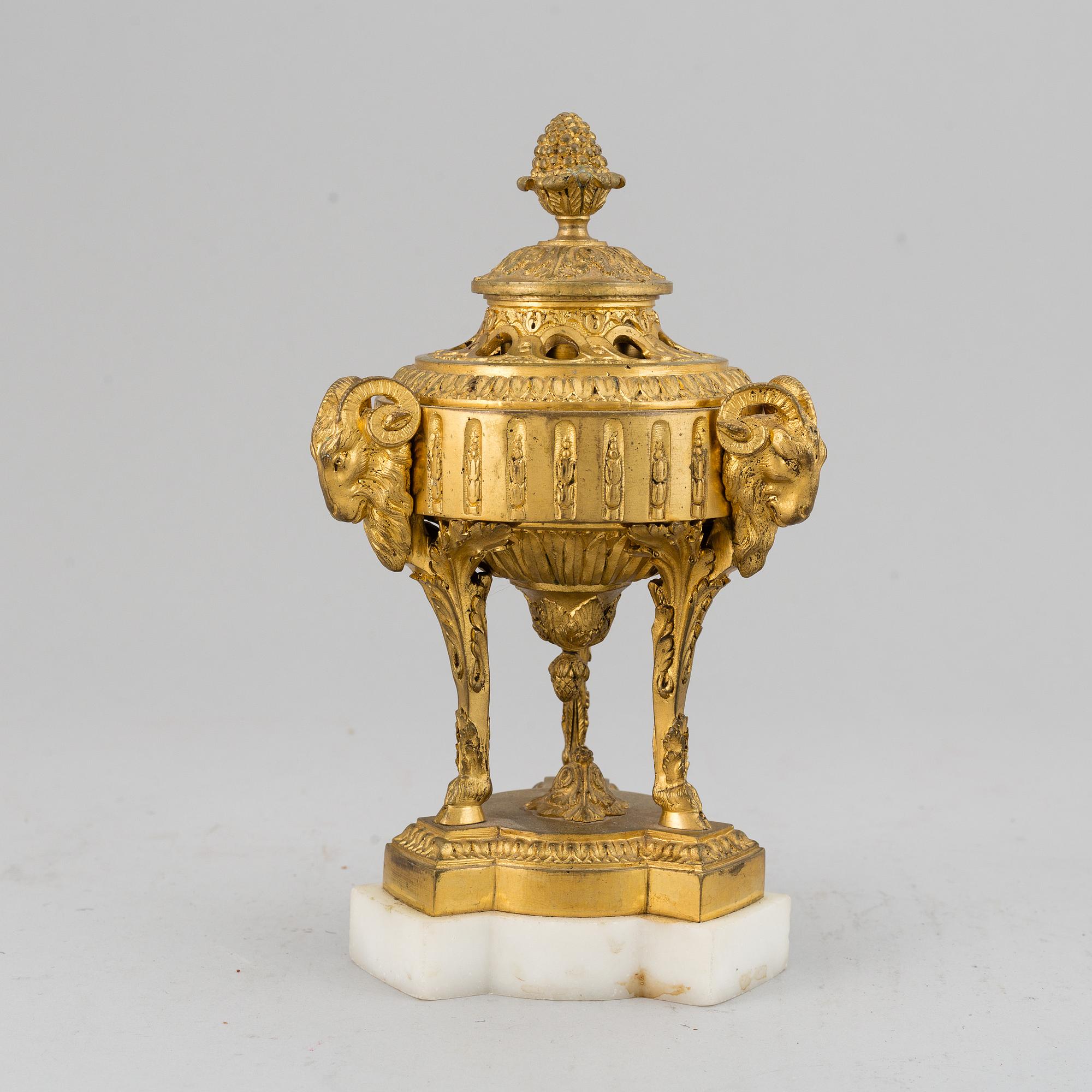 A parfume urn with cover, Louis XVI style, 20th Century.