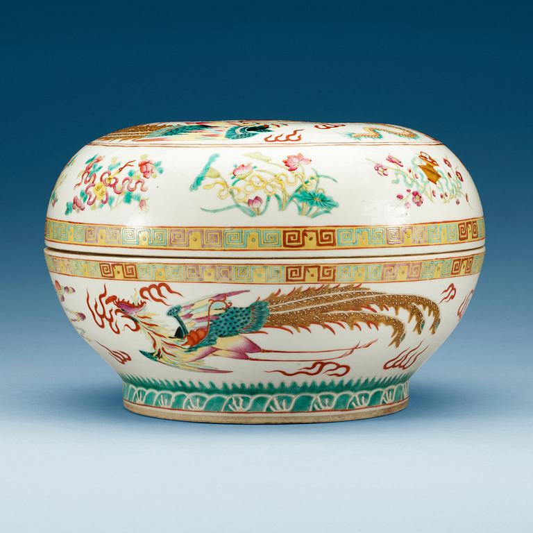 A large enamelled box with cover, late Qing dynasty/early 20th Century.