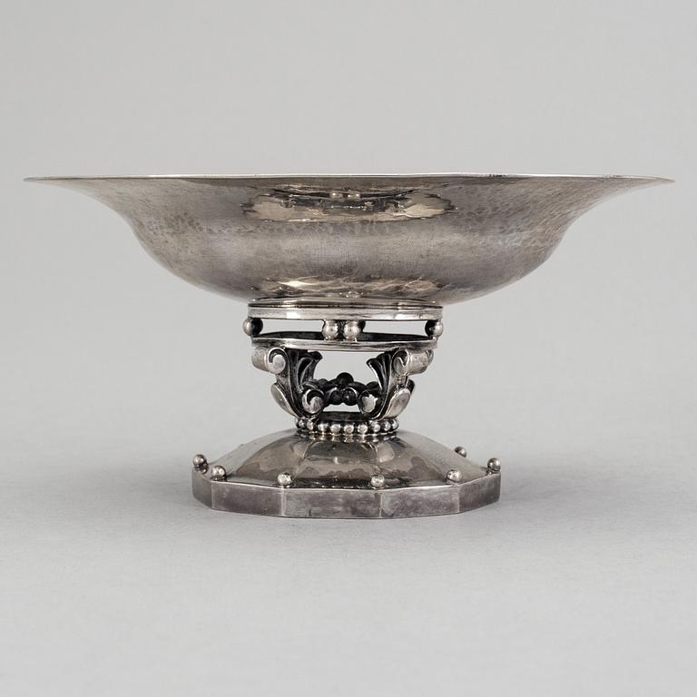 GEORG JENSEN, Köpenhamn 1915-1921, Skål på fot, modell 42B, silver 830/1000.