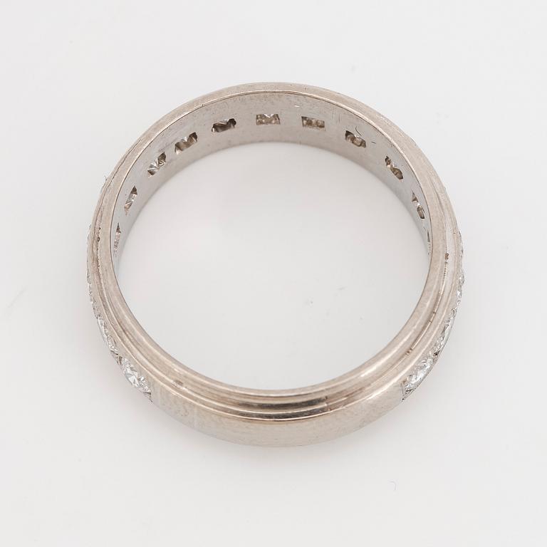 18K gold and brilliant-cut diamond ring.