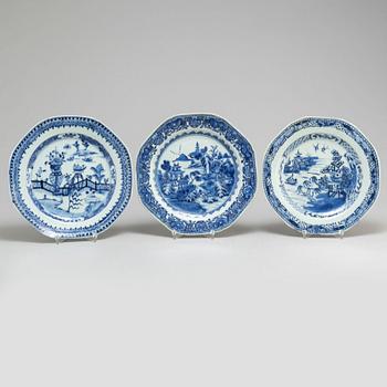 A set of 11 blue and white dinner plates, Qing dynasty, Qianlong (1736-95).