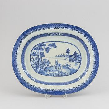 A blue and white serving dish, Qing dynasty, Qianlong (1736-95).