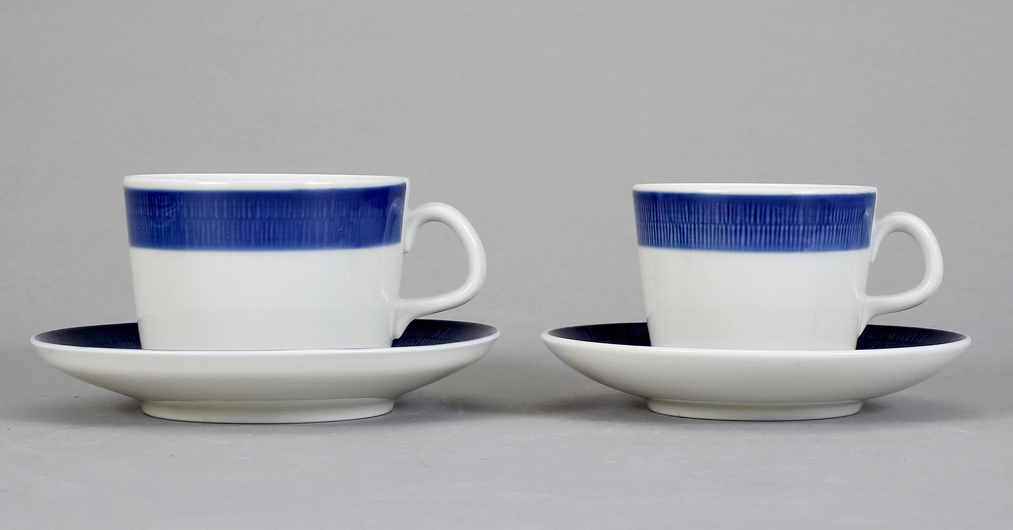 MAT-, KAFFE- & TESERVISDELAR, 41 st. "Koka blå", Rörstrand. Formgiven av Hertha Bengtsson, i produktion 1956-1988.