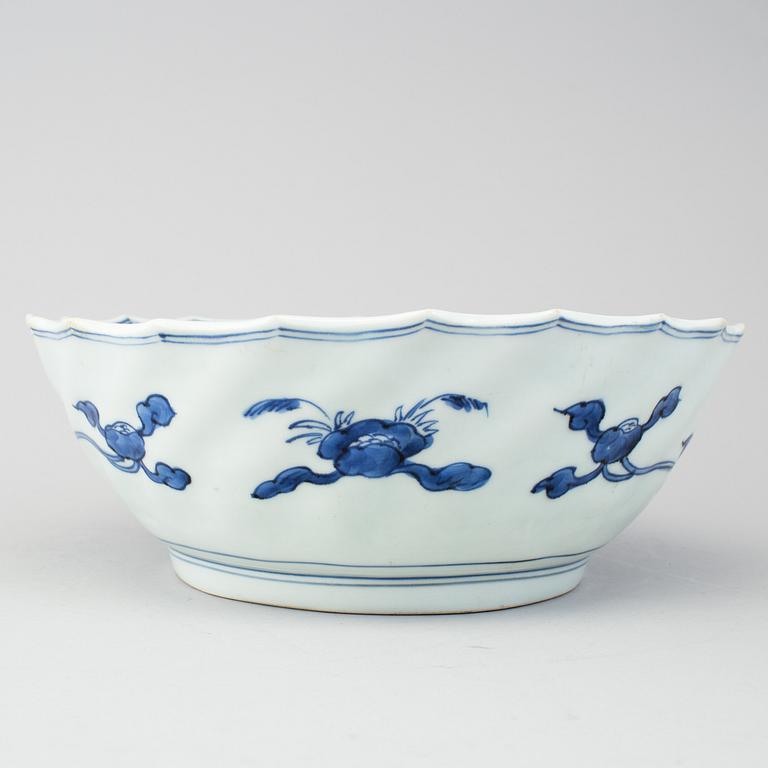 A blue and white Japanese bowl, 18th Century.