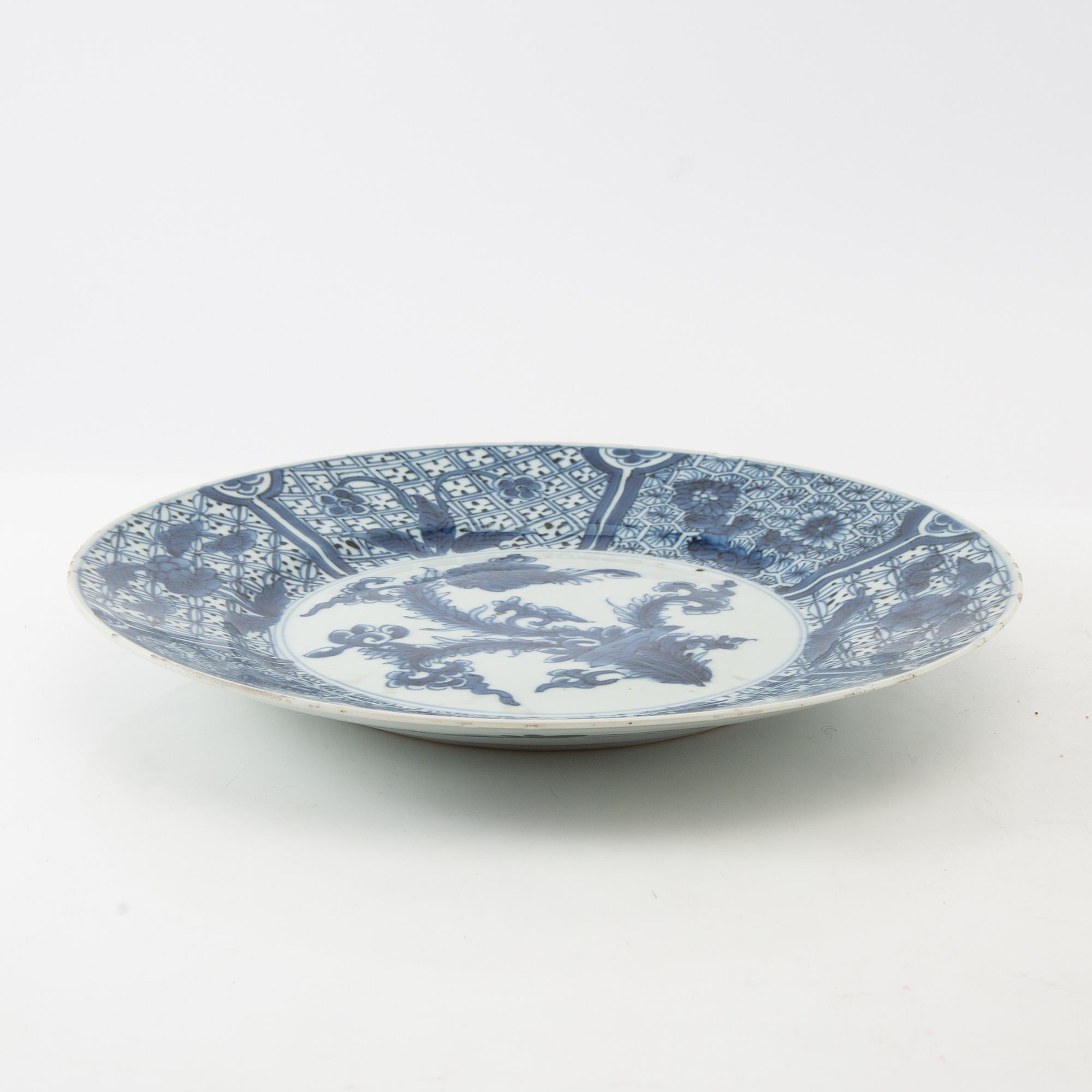 A blue and white dish, Qing dynasty, early 18th century.