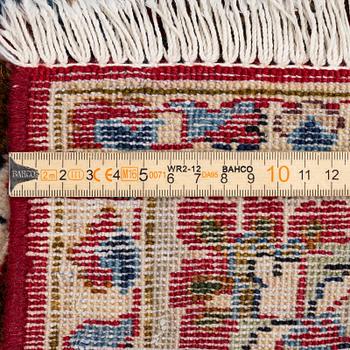 A Najafabad carpet, c. 293 x 202 cm.