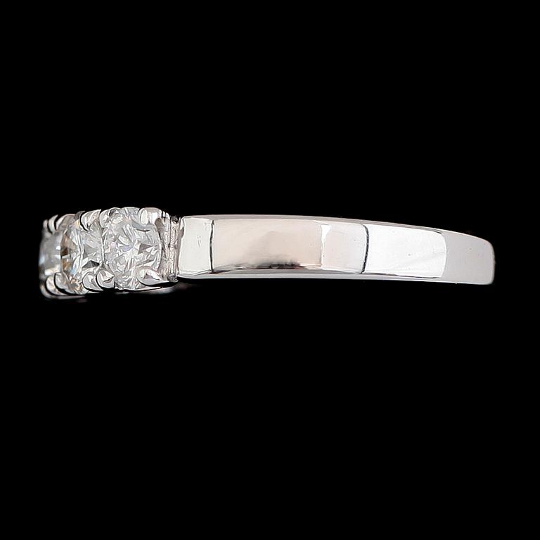 RING, 18K vitguld 5 briljantslipade diamanter tot ca 1.07 ct.