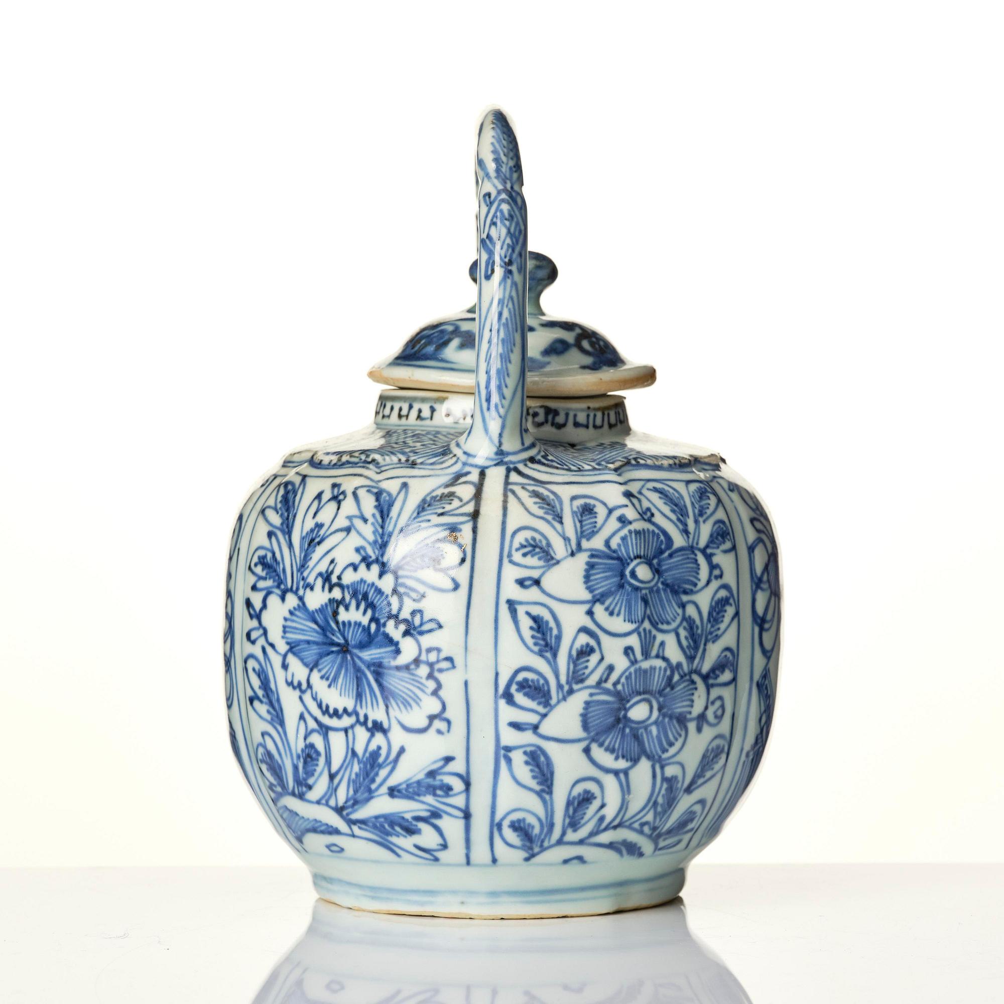 A blue and white wine pot, Ming dynasty, Wanli (1572-1620).