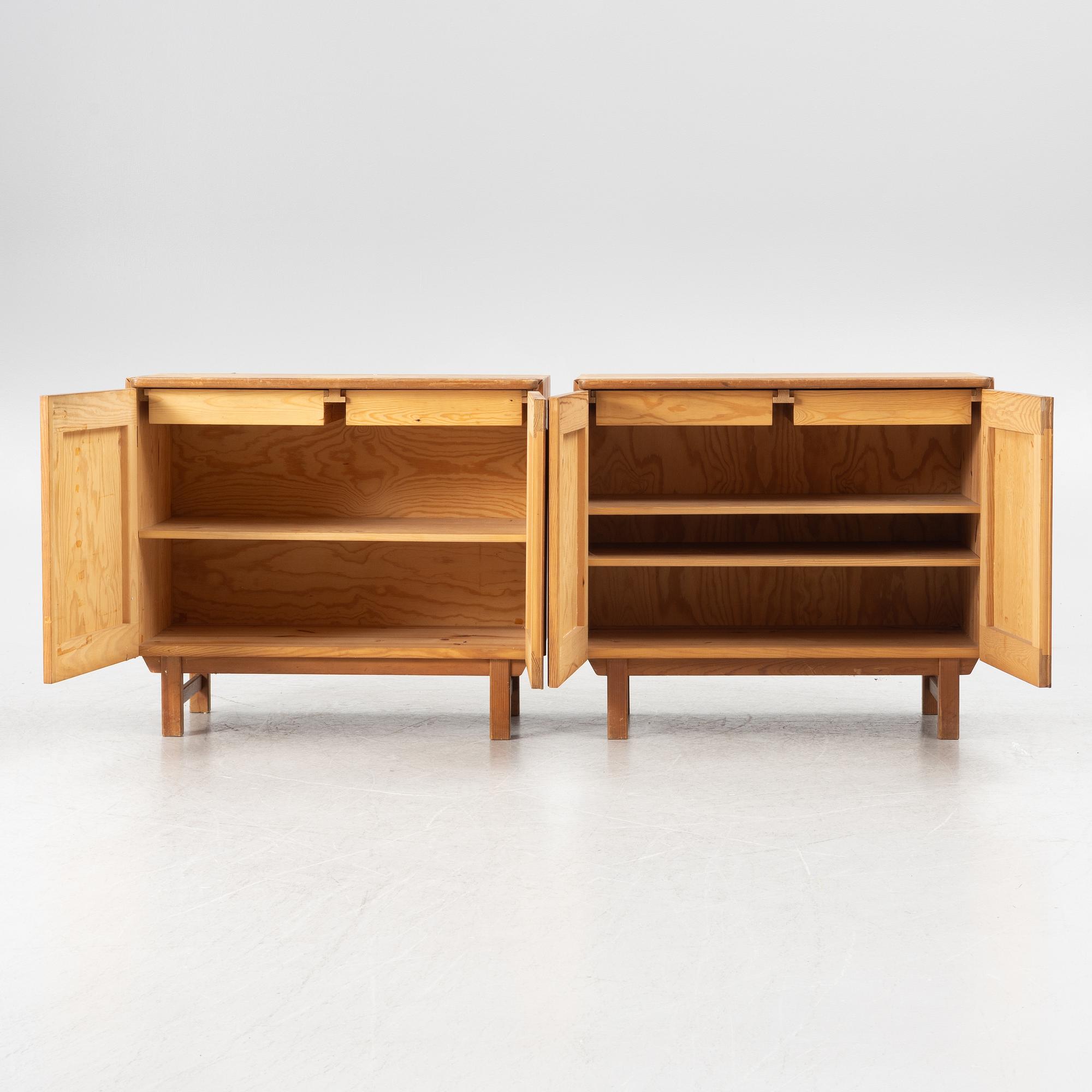 Skåp, ett par, sportstugemöbler, Svensk Fur, 1900-talets mitt.