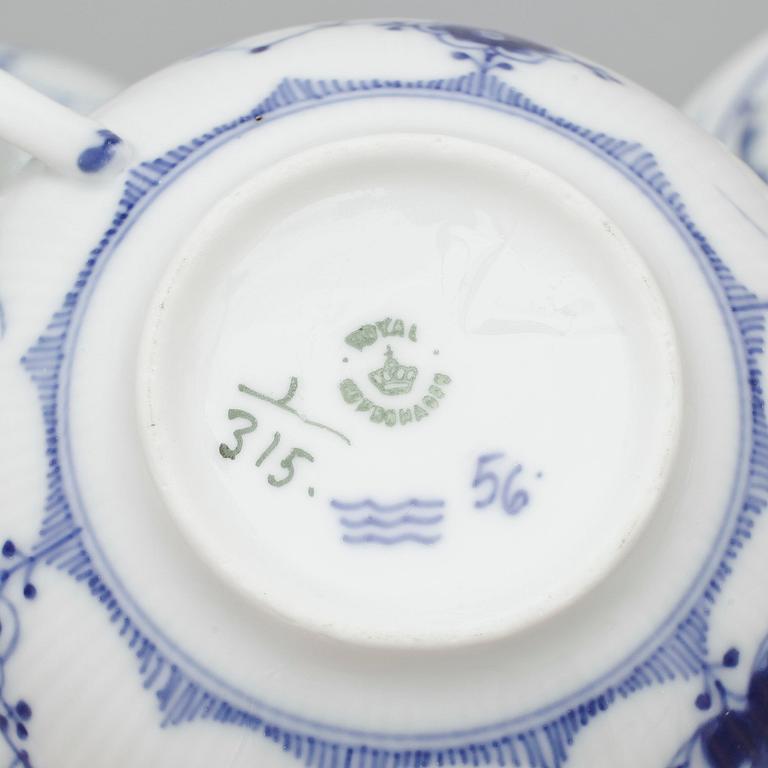 SERVISDELAR, 26 delar, "Musselmalet", Royal Copenhagen samt Bing & Gröndahl.