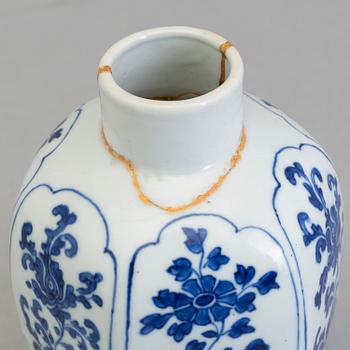 A blue and white tea caddy, Qing dynasty, Kangxi (1662-1722).