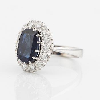 Ring, cluster ring, 18K white gold with sapphire and brilliant-cut diamonds. Stockholm 1973.