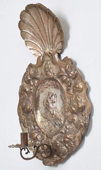 LJUSPLÅTAR, för ett ljus, ett par, barock, 1600-talets senare del, Sverige eller Tyskland/Nederländerna.