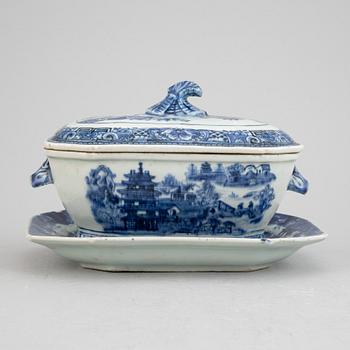 A Chinese blue and white porcelain butter terrine with lid and dish, Qing Dynasty, Qianlong (1736-1795).