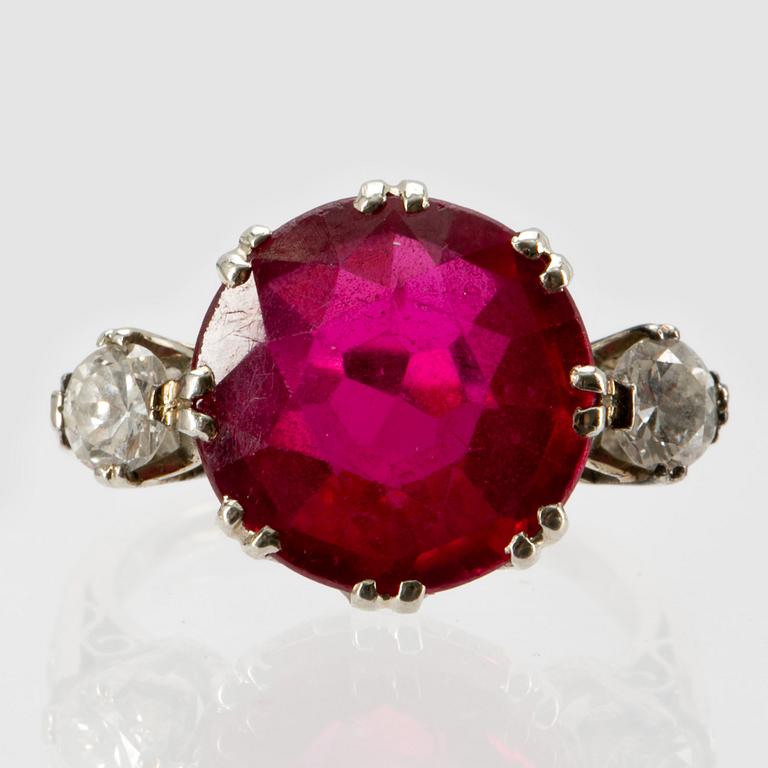 RING, 18 k vitguld med syntetisk rubin, briljantslipade diamanter ca 0,40 ct, samt rosenstenar. Vikt ca 4 g.