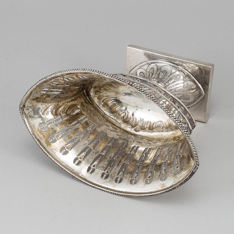 A silver bowl, earlt 20th Century.