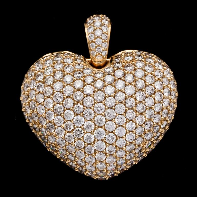 HÄNGE, 210 briljantslipade diamanter, tot. ca 5.04 ct, i form av hjärta.