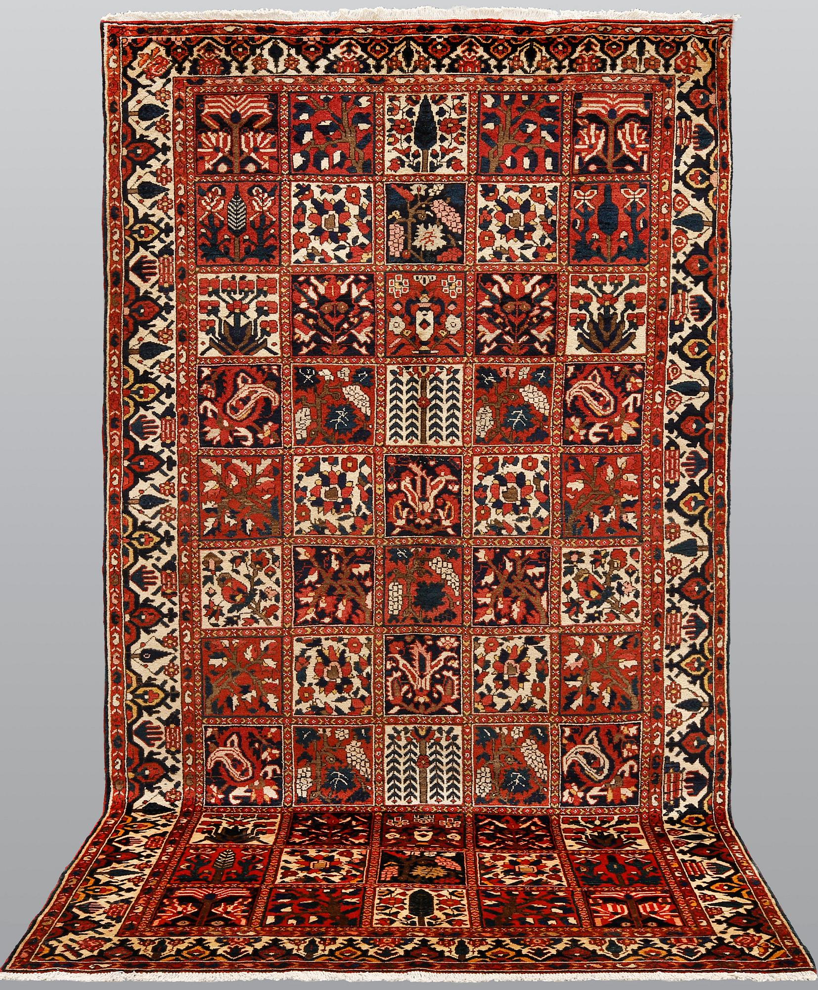 A Baktiari carpet, approx. 313 x 170 cm.