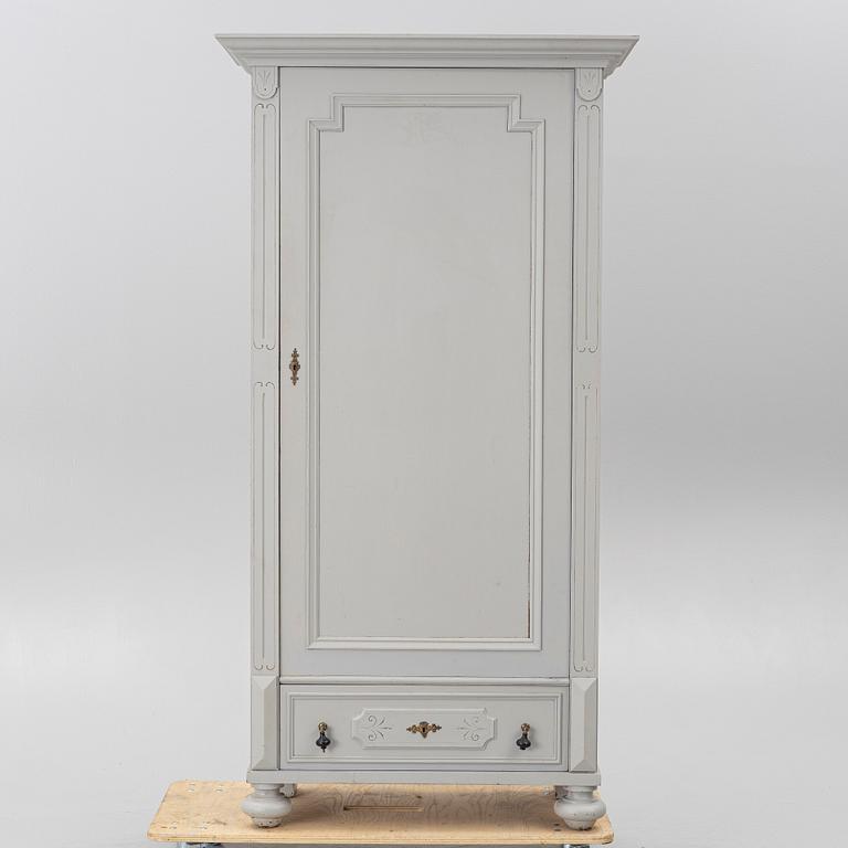 Klädskåp från omkring år 1900.