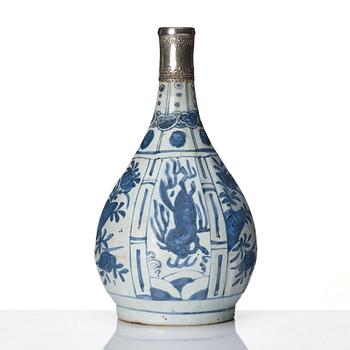 A blue and white kraak bottle, Ming dynasty, Wanli (1572-1620).