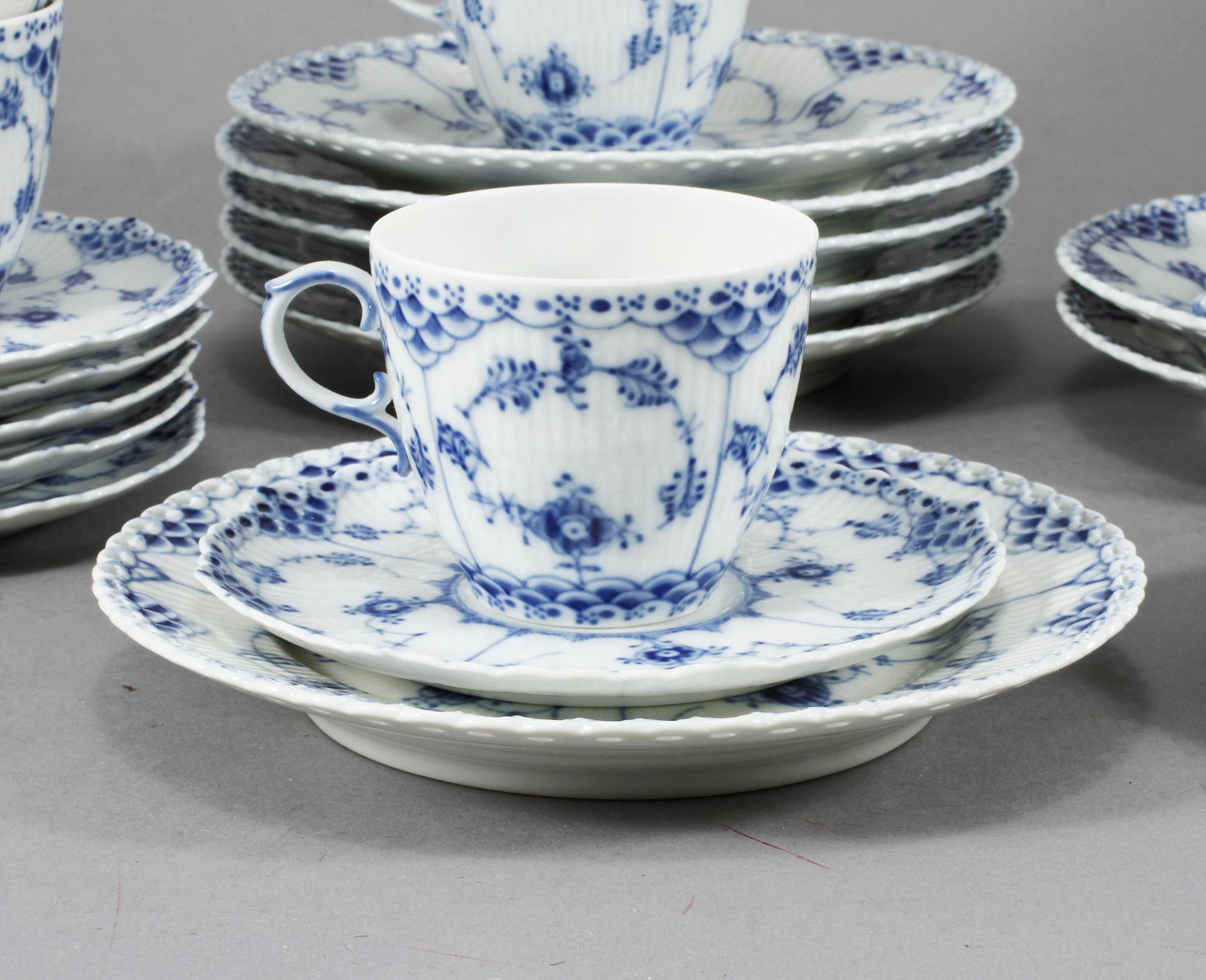 SERVISPORSLIN, 16 st, porslin, "Musselmalet", Royal Copenhagen, 1900-talets andra hälft.