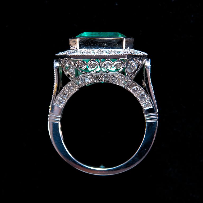 A RING, emerald c. 11.0 ct, diamonds ca 2.25 ct.