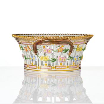 Gallerkorg med fat, porslin. 'Flora Danica', Royal Copenhagen, Denmark, 1900-tal.
