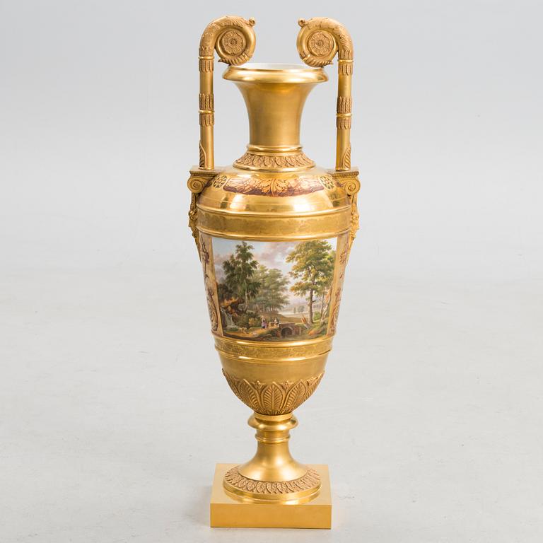 A RUSSIAN URN, bronze and porcelain, first half of the 19th century.