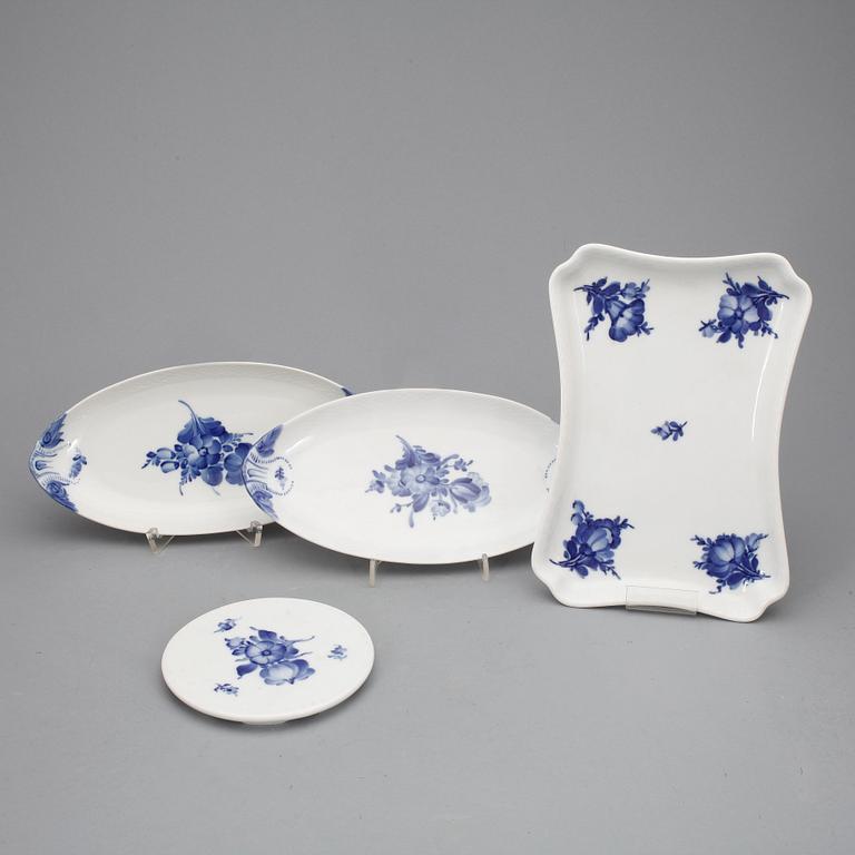 SERVISDELAR, ca160+8 delar, porslin, "Blå blomst", Royal Copenhagen, 1900-tal.