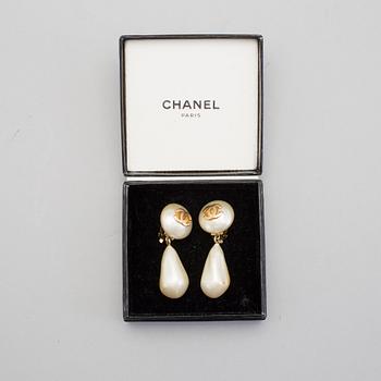 ÖRHÄNGEN, Chanel, gulmetall med fashion-pärla, 1990-tal.