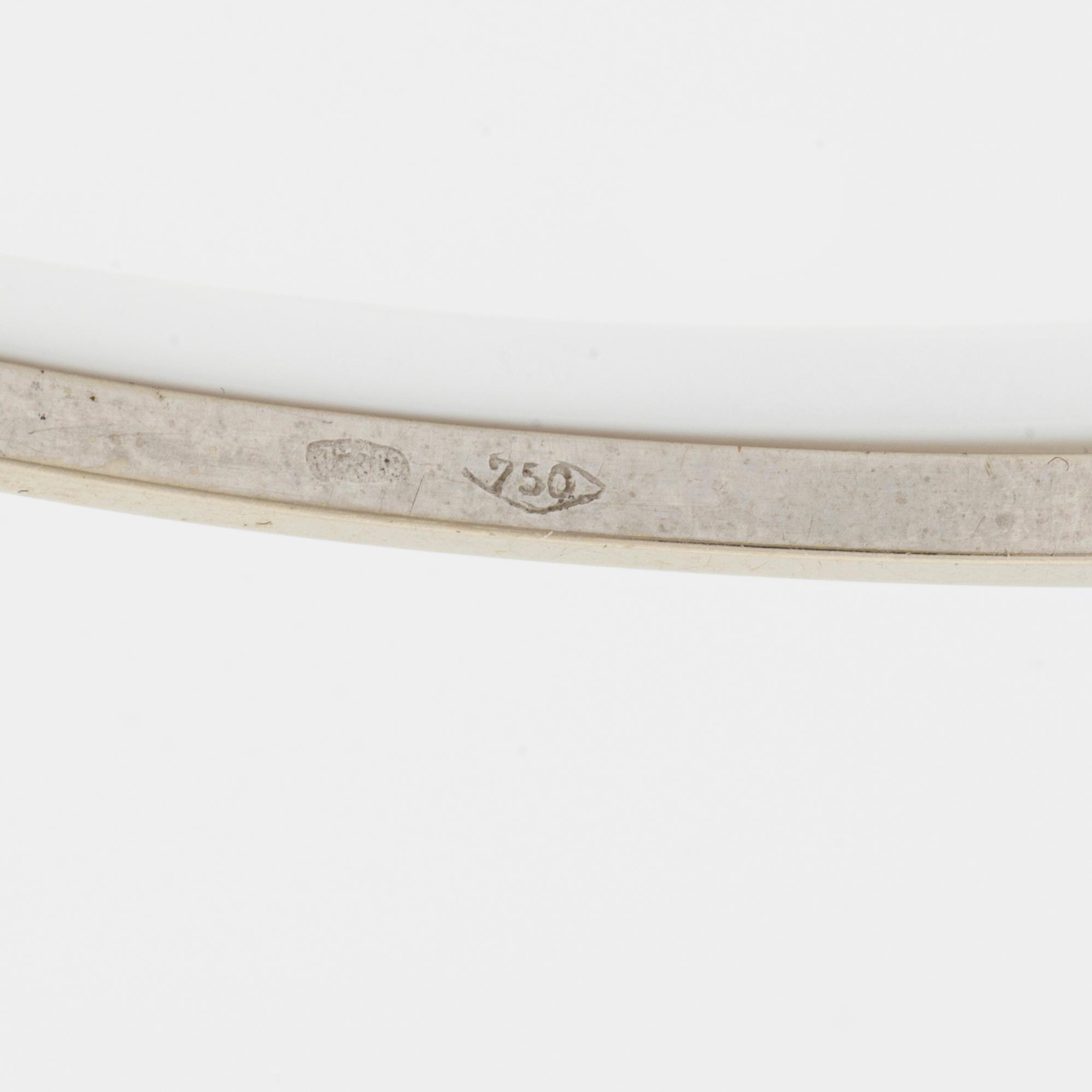 18K white gold bangle with round brilliant-cut diamonds.
