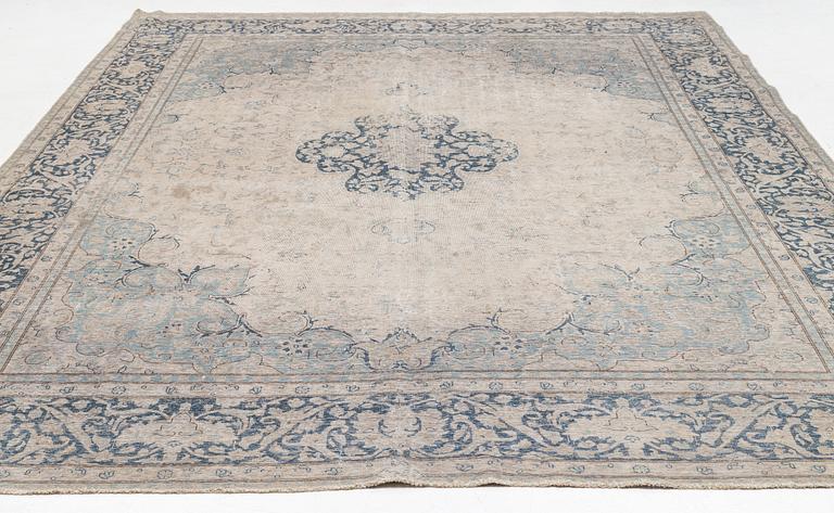 An oriental carpet, Vintage Design, ca. 393 x 285 cm.