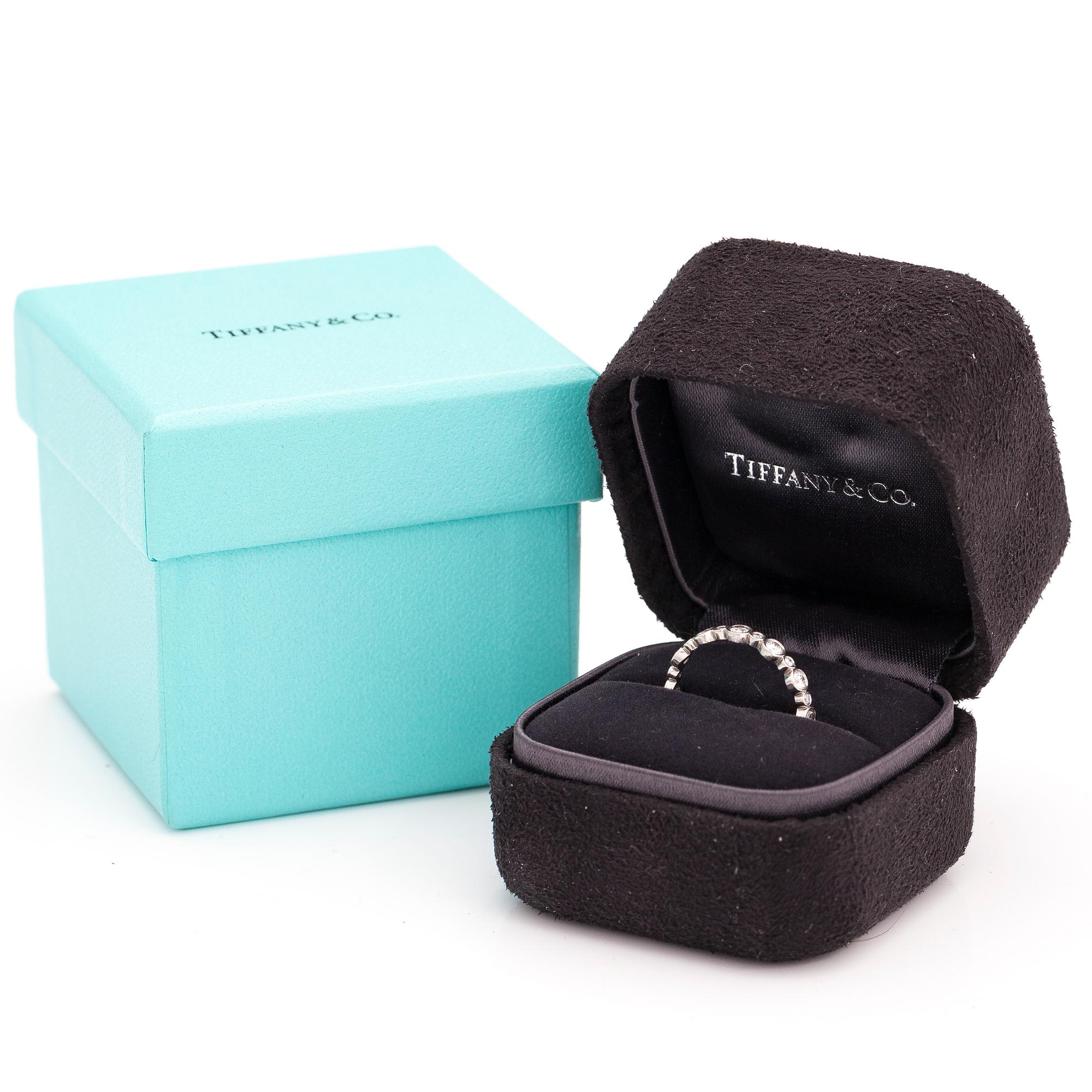 TIFFANY & CO, A platinum "Cobblestone" ring with diamonds ca. 0.84 ct in total.