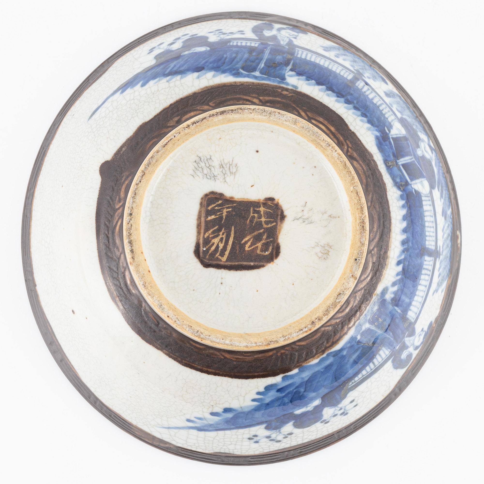 A Chinese porcelain punch bowl, around the year 1900.