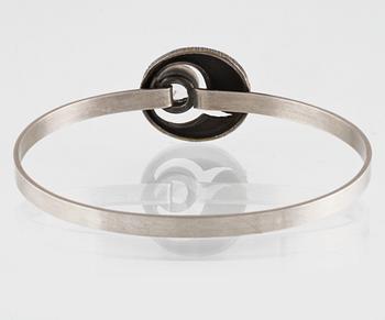 ARMRING, sterlingsilver med fasettslipad bergkristall, Sten & Laine, Turku, Finland, 1978. Vikt 9,6 gram.