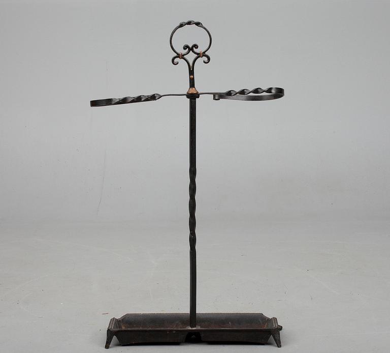 BRASSKYDD / PARAPLYSTÄLL, järn, 1900-talets slut.