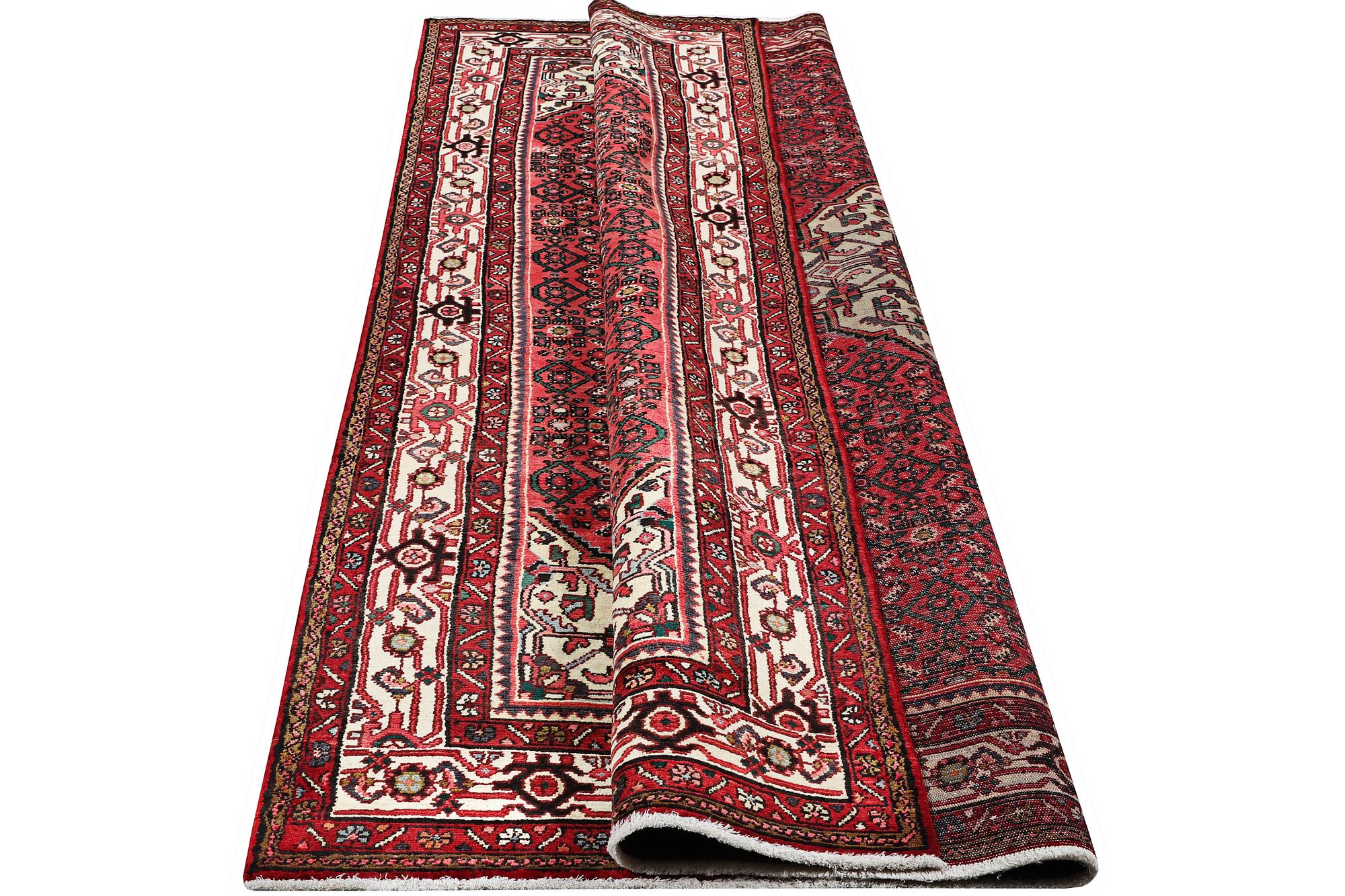 A Hosseinabad carpet, c. 310 x 210 cm.