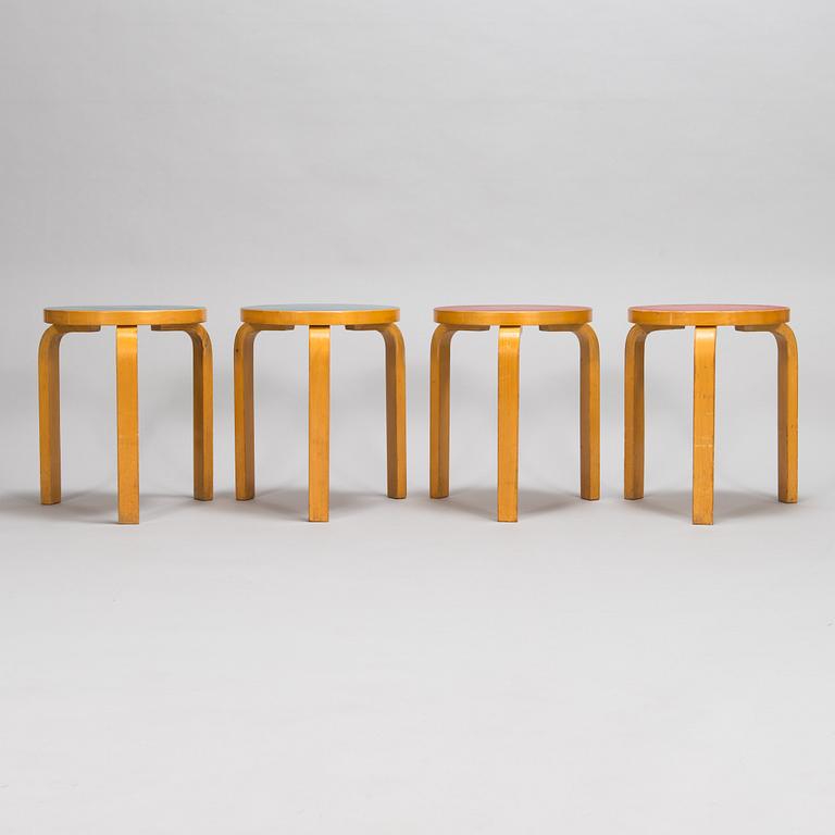 Alvar Aalto, klahvipöytä DL82 ja jakkaroita, 4 kpl, malli 60,  O.Y. Huonekalu-ja Rakennustyötehdas A.B. 1950-tal.