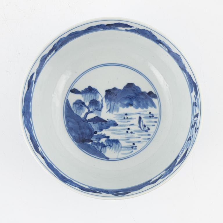 A blue and white porcelain bowl and dish, China, early 20th century.