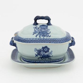 A blue and white sauce tureen with cover and stand, Qing dynasty, Qianlong (1736-95).