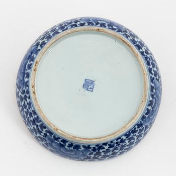 A Chinese blue and white box with cover, 19th century.