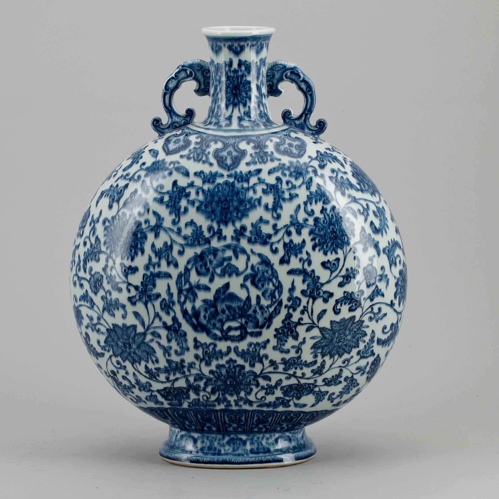 PILGRIMSFLASKA, porslin, Kina 1900-tal, modern tillverkning.