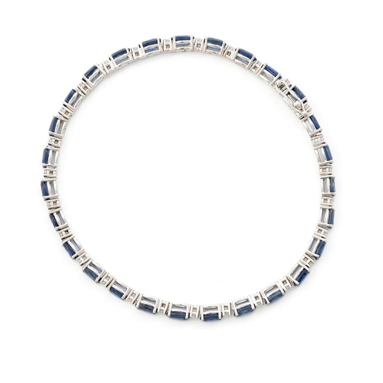 Bracelet 18K white gold with step-cut sapphires and round brilliant-cut diamonds.