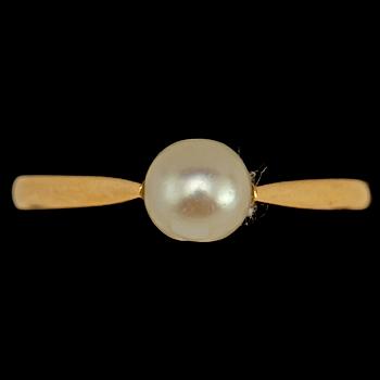 RINGAR, 2 st, guld varav en med odlad pärla, Göteborg, 1900-talets mitt. Tot vikt 7 g.
