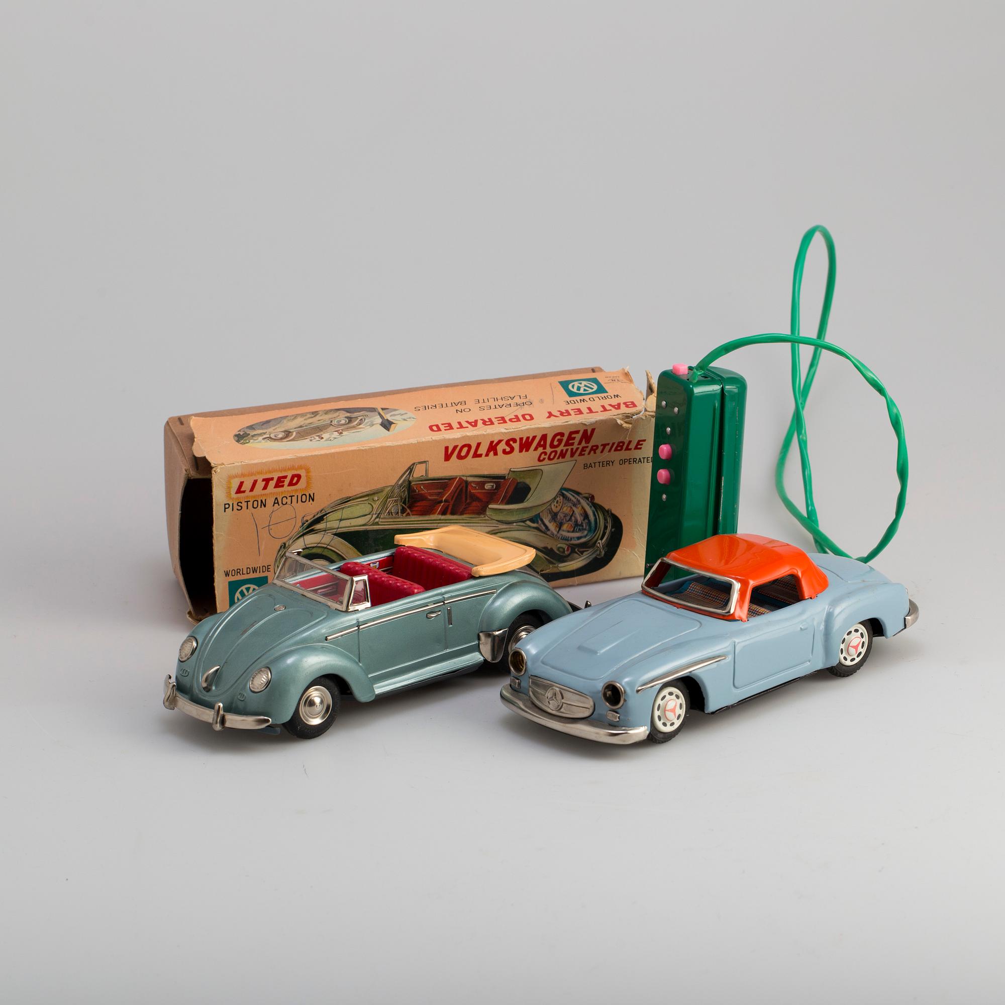 LEKSAKSBILAR, 2 stycken, plåt, Japan, 1950/60-tal.