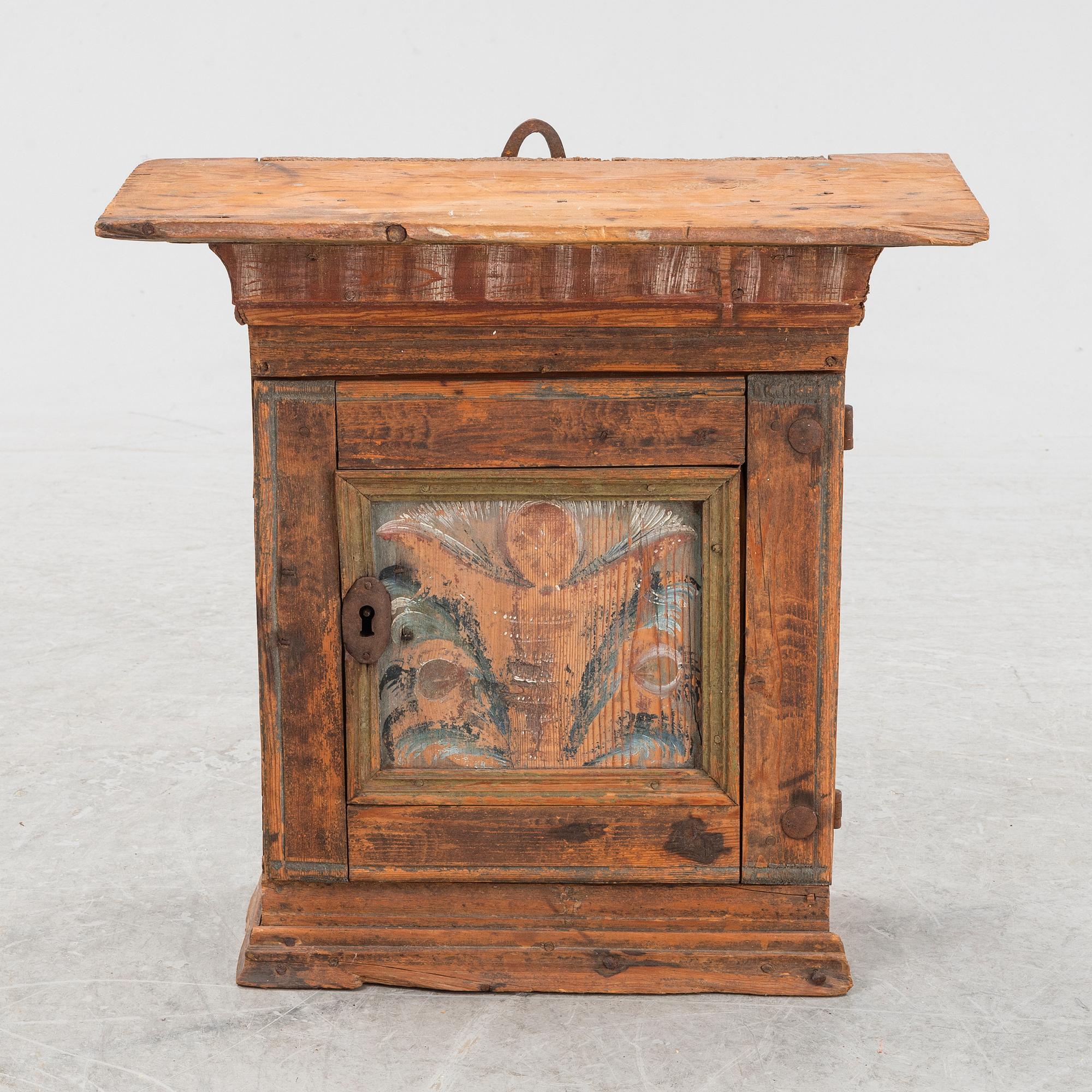 Hängskåp, allmoge, 1800-tal.