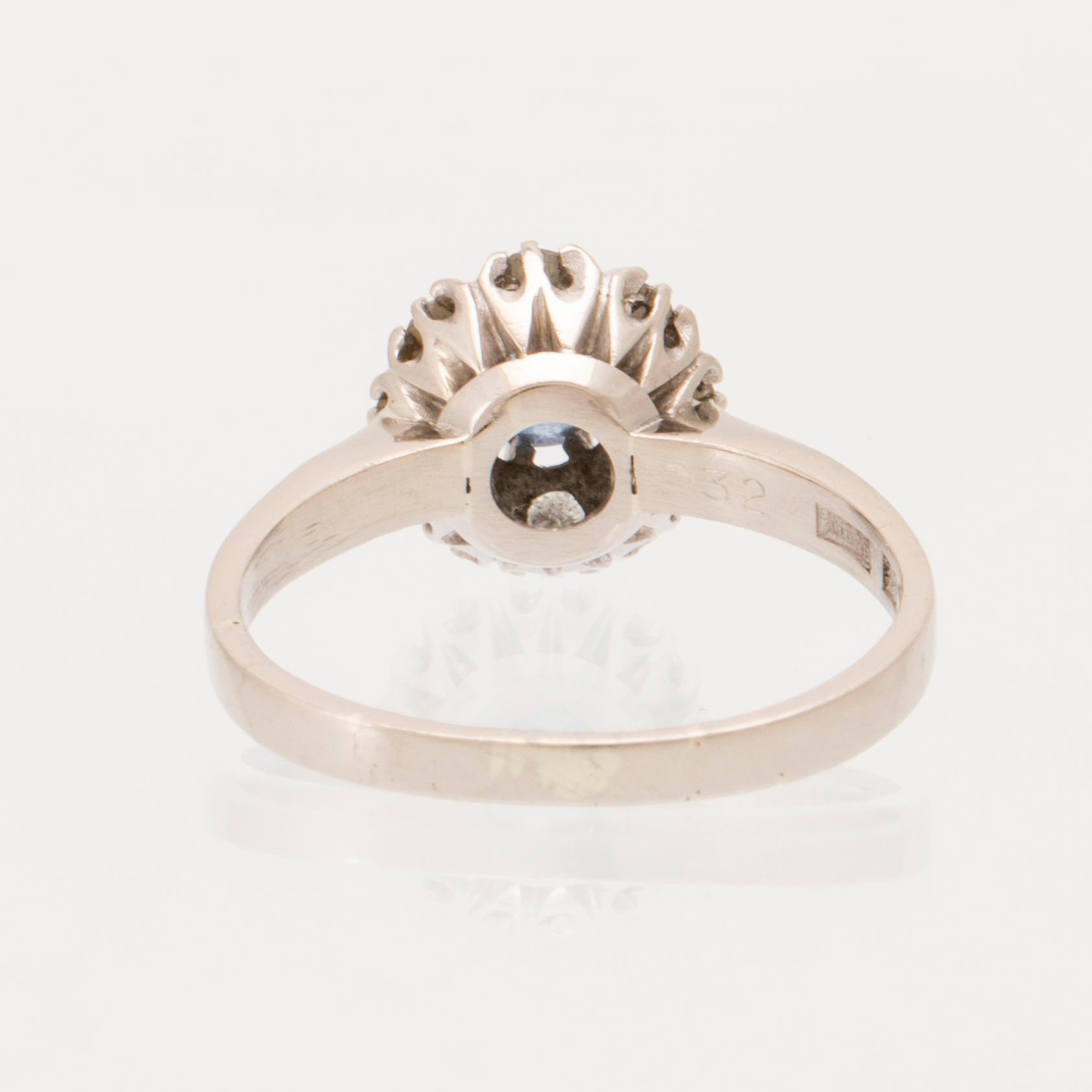 Ring Carmosé 18K white gold with round brilliant-cut sapphire and diamonds, K G Markström Uppsala 1975.