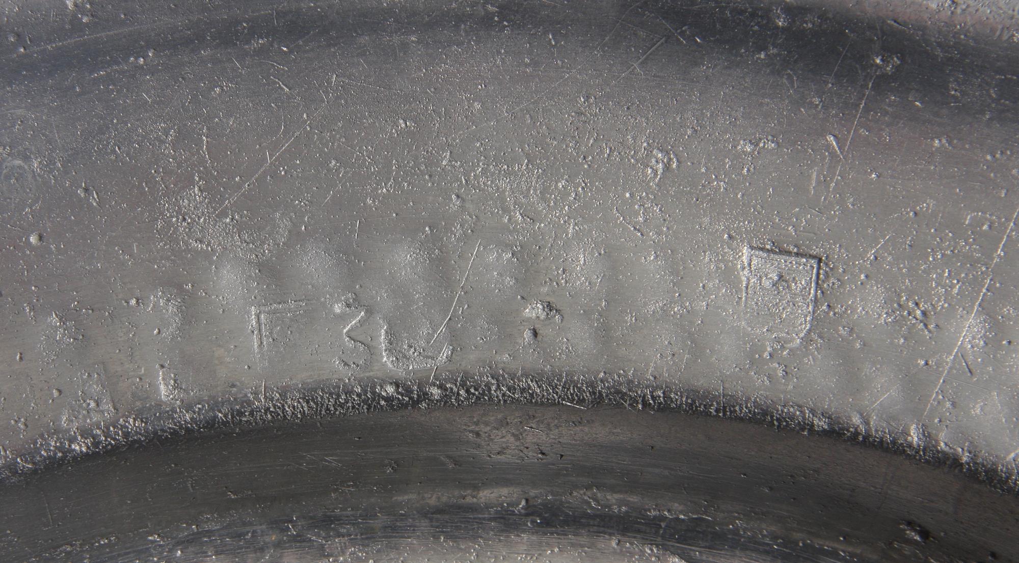 FAT, 2 st, tenn, 1800-tal. Otydliga stämplar.