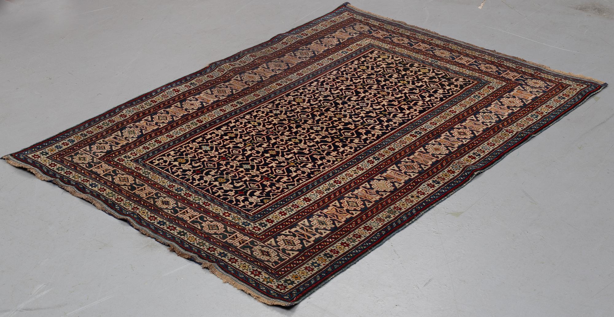 Matta, antik/semiantik Shirvan sannolikt, ca 178-180 x 125-129,5 cm (kortsidorna inklusive 2-2,5 cm "slätväv"),