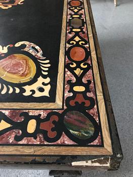 PIETRE DURE SKIVA, Italien, omkring år 1900, troligen Rom eller Neapel. Underrede i Louis XIV-stil.